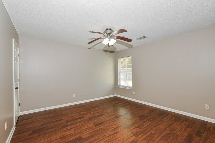 Building Photo - 4064 Sidlehill Dr
