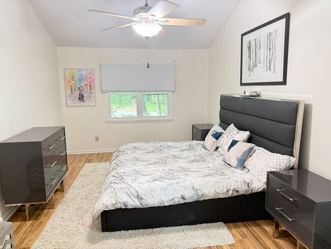 Building Photo - Spacious 3BR Home with Fenced Yard & Outdo...