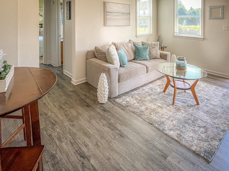 Building Photo - Sterling Oaks Apartments