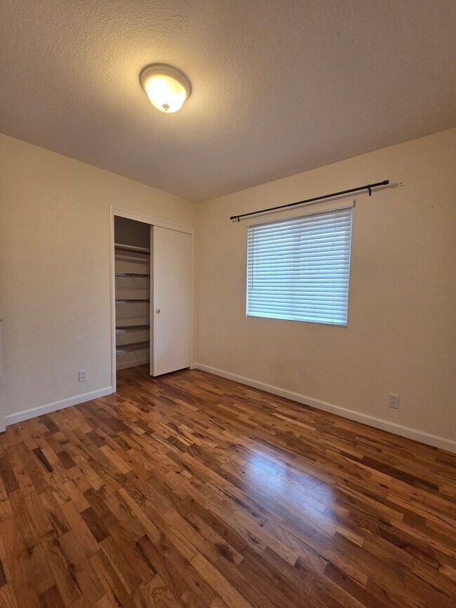 Building Photo - 3 bedroom 2 bath East Petaluma