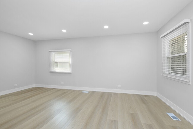 Building Photo - 7800 W Kingston Dr