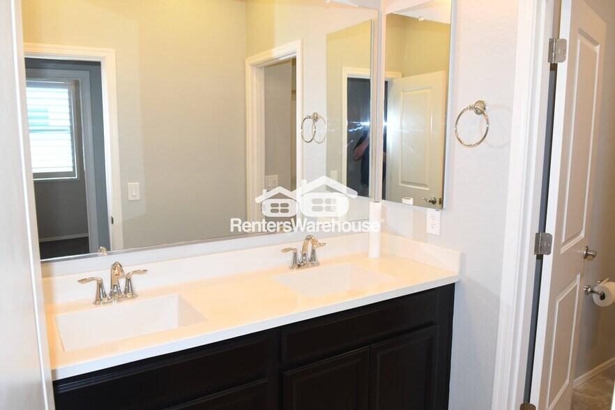 Building Photo - 3048 W Thorn Tree Dr