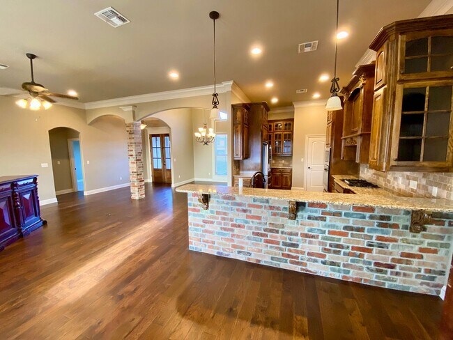 Building Photo - ** AVAILABLE JUNE 1ST ** STUNNING 4/3.5 IN...
