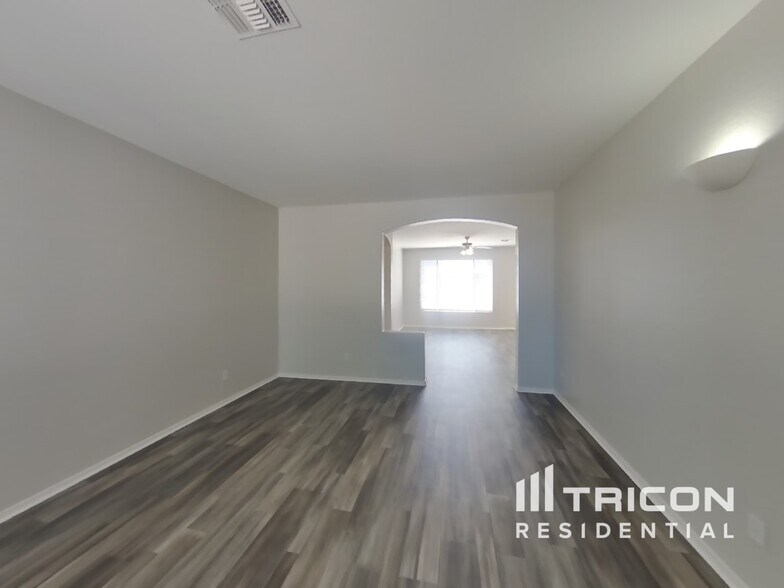 Building Photo - 4333 E Ivanhoe St