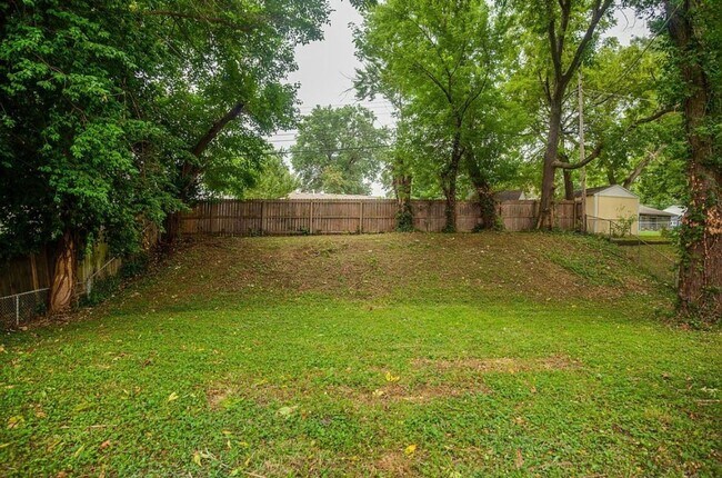 Building Photo - Beautiful Kansas City Home with LVP Floori...