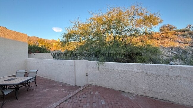 Building Photo - Three Bedroom Townhome