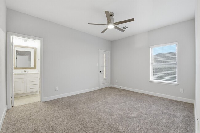 Building Photo - 2030 Green Haven Ct