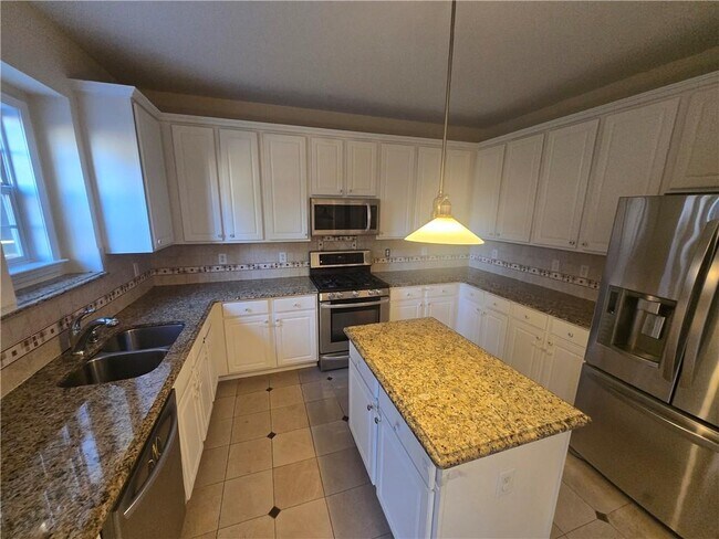 Building Photo - 2206 Creekway Dr