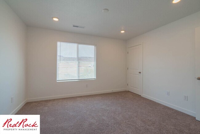 Building Photo - 3316 E Elkhorn Ln