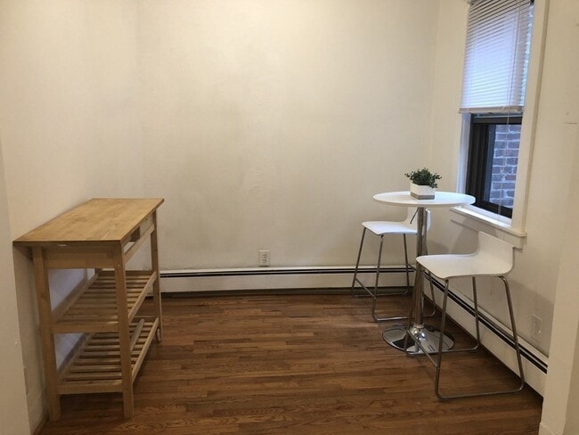 Building Photo - 176 W Sixth St