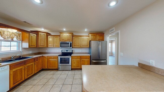 Building Photo - 5005 David Dr