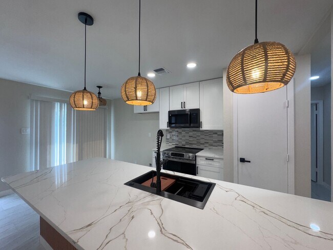 Building Photo - Newly Remodeled 3 Bd | 2 Ba | 2 Car Garage in NW Oxbox! Move In Ready!