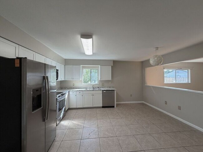 Building Photo - Renovated Home