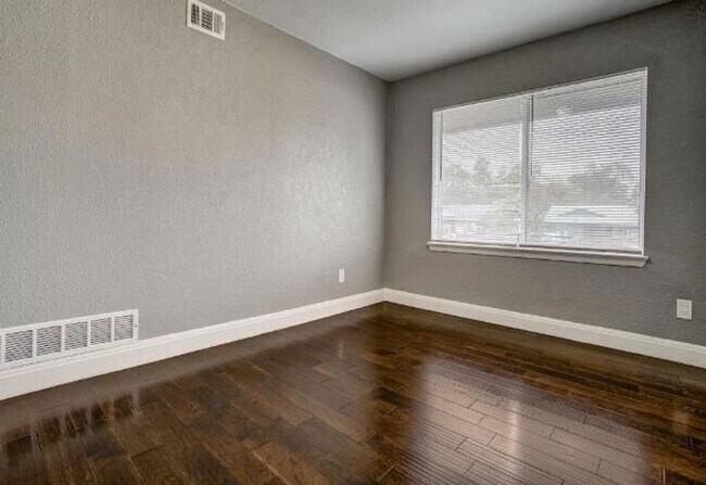 Building Photo - 7027 Coleshire Dr