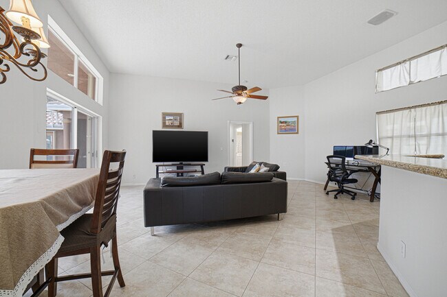 Building Photo - 10599 St Thomas Dr