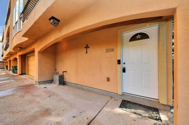 Building Photo - 3014 Chenevert St
