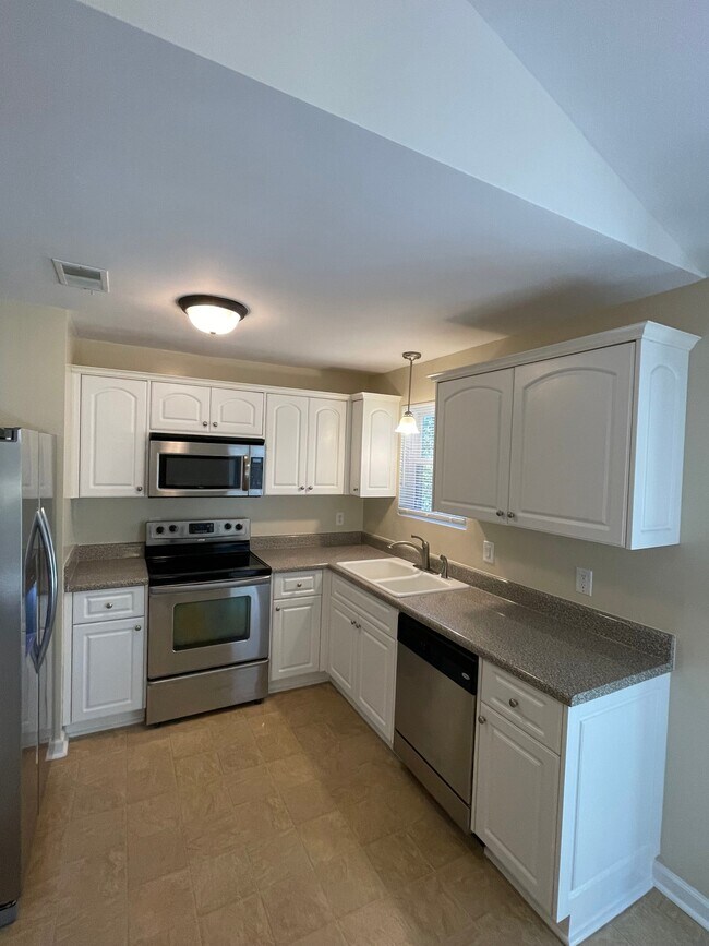 Building Photo - 2302 Woodsman Dr