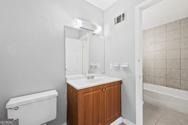 Building Photo - 2127 Golfview Dr SE