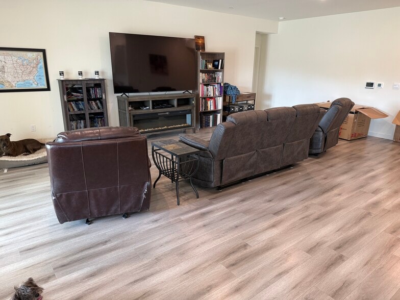 Living and tv - 5308 Feathers Ave