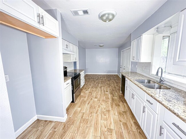 Building Photo - 122 Wood Manor Ln