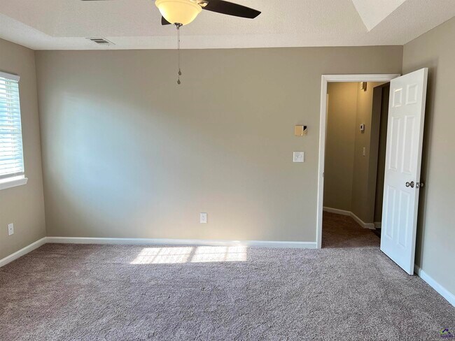 Building Photo - 203 Bryson Way