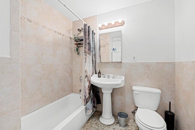 Building Photo - 215 1st St