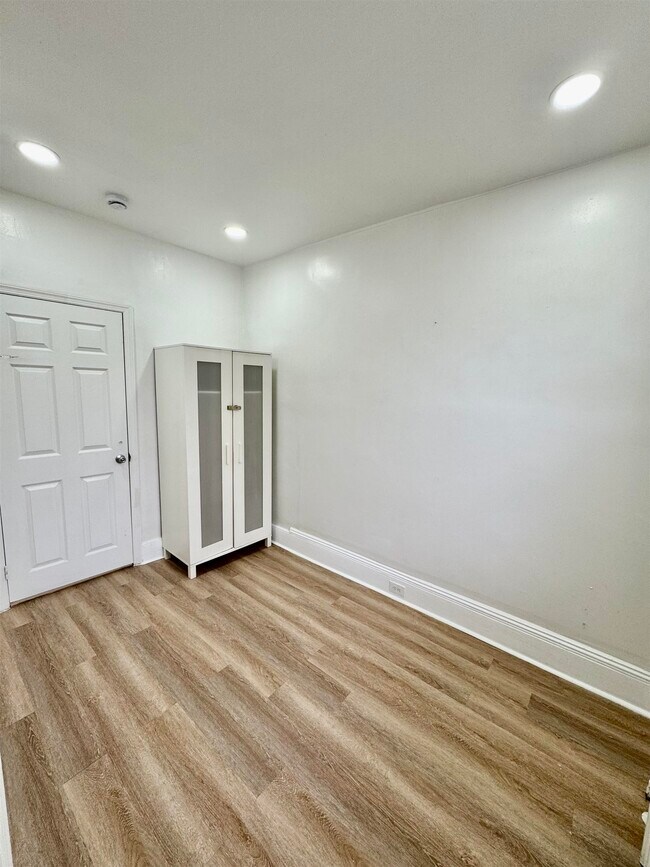 Building Photo - 204 Zabriskie St