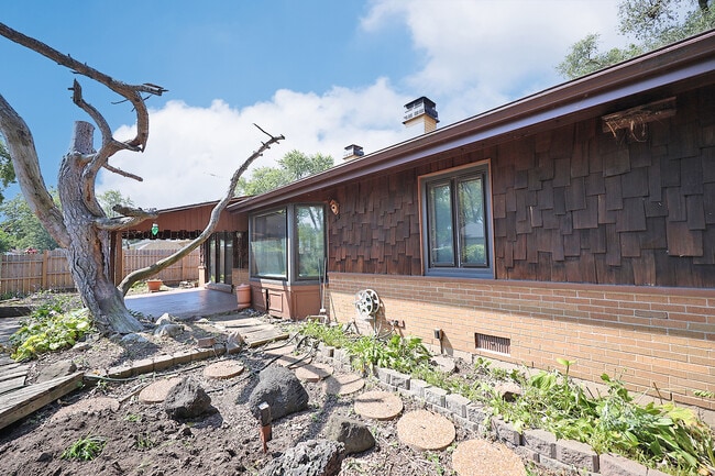 Building Photo - 661 Sycamore Dr