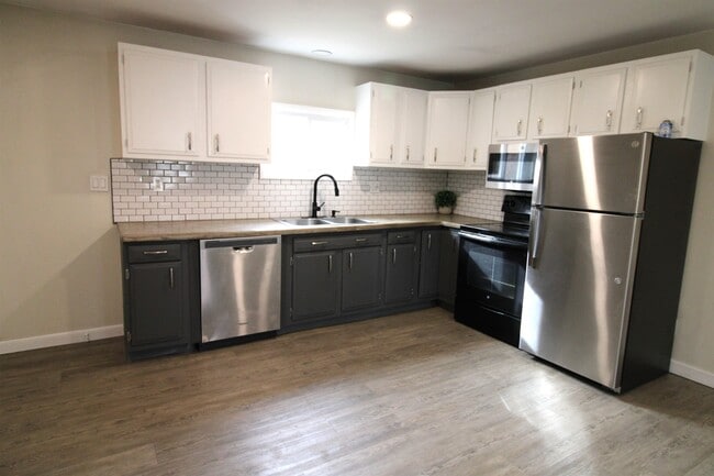 Building Photo - 4 Monroe Dr