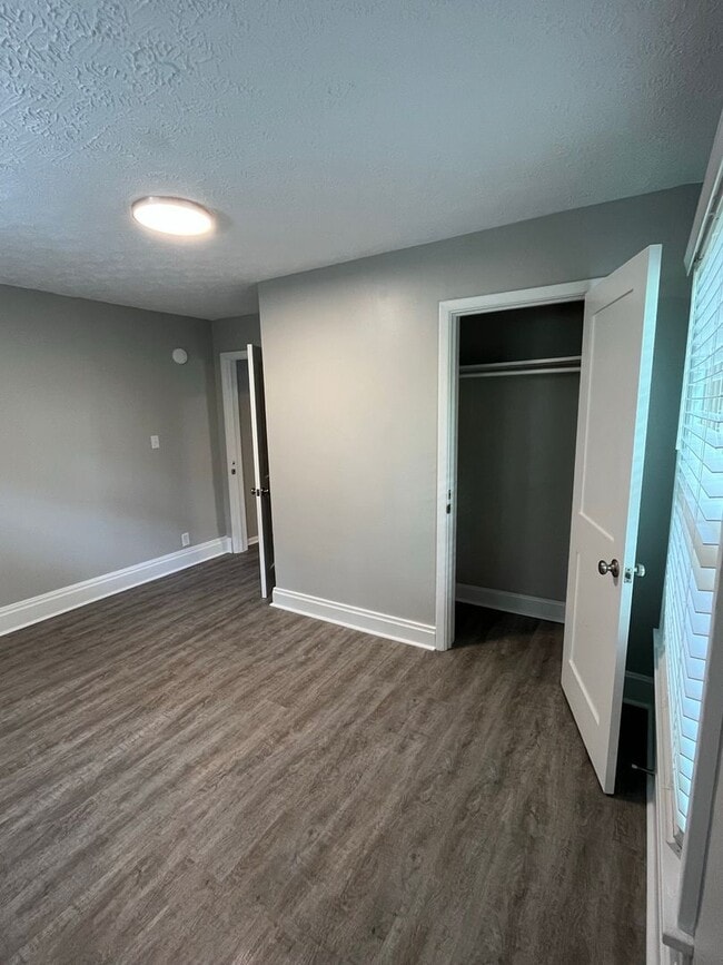 Building Photo - 11 E Kelso Rd