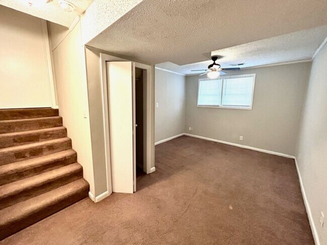 Building Photo - THREE BEDROOM/TWO BATH SPACIOUS HOME - CENTRAL LOCATION