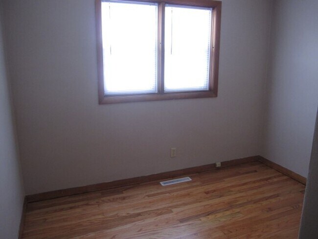 Building Photo - Great Home Near Schools And Shopping