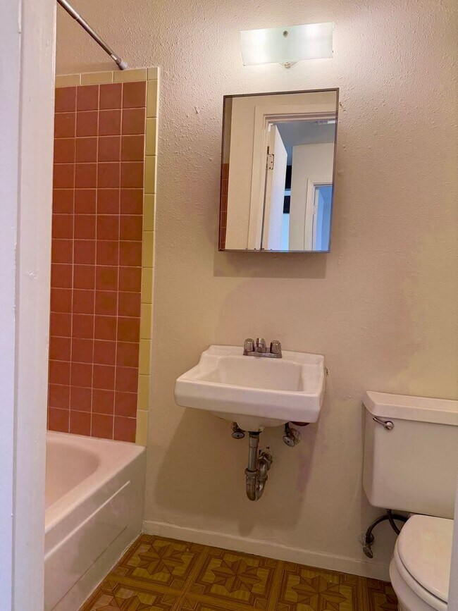 Building Photo - General Marshall St (216)