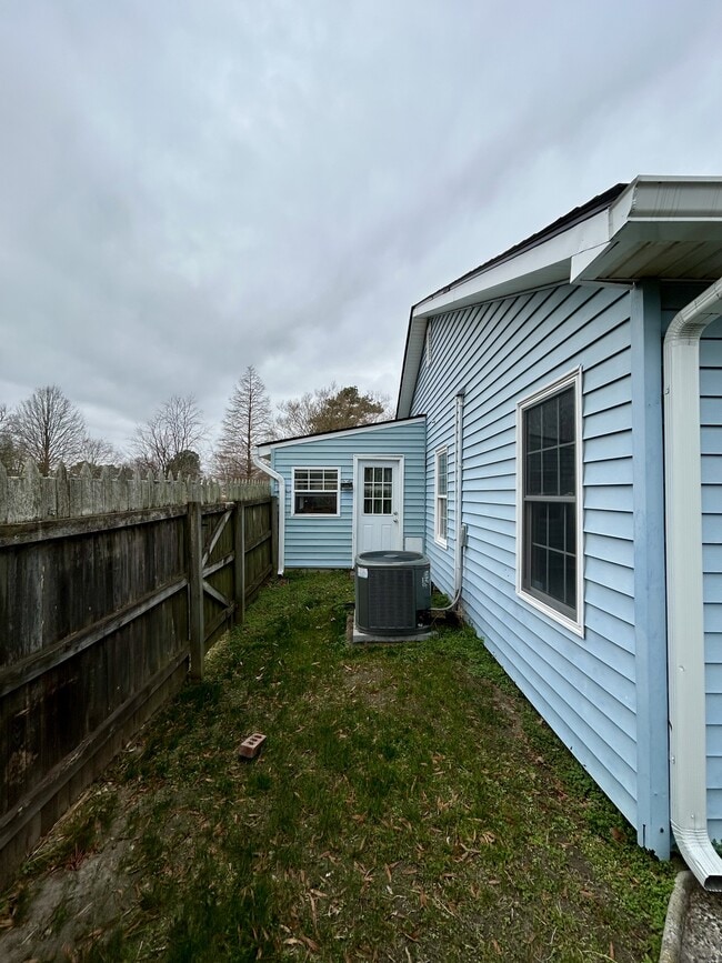 Building Photo - 3565 Dandelion Cres