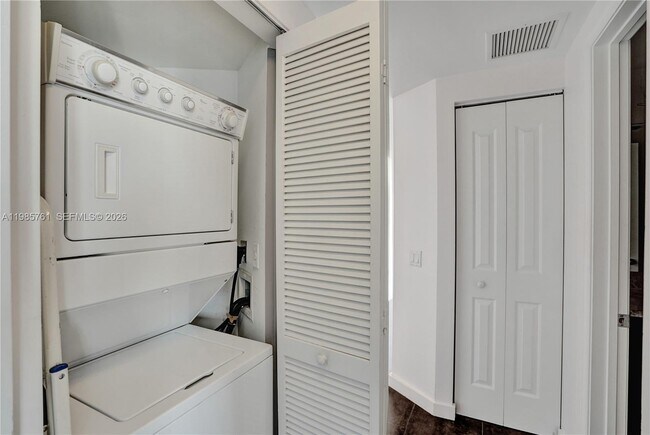 Building Photo - 480 NE 30th St