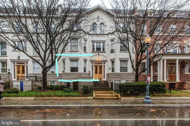 Front of building (Unit is highlighted). - 1519 Park Rd NW