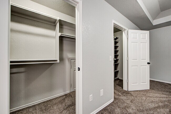 Building Photo - 917 Rambling Oaks Dr