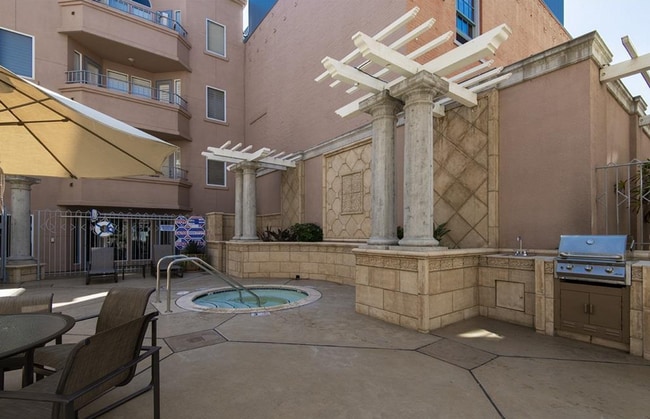 Building Photo - $500 OFF First Month's Rent! 2BR/2BA Downt...