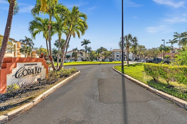 Building Photo - 3300 Pinewalk Dr N