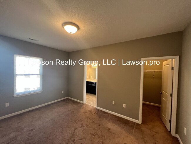 Building Photo - Luxurious Colonial Green Townhome with Garage