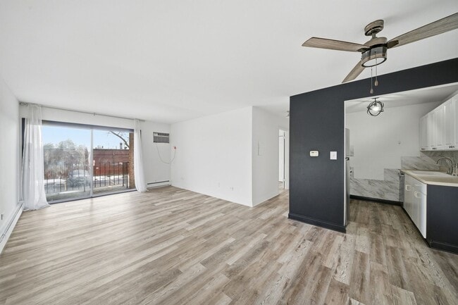 Building Photo - Palatine 1-Bedroom with Balcony, Pool & Included Utilities