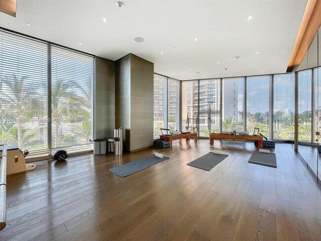 Building Photo - 18975 Collins Ave