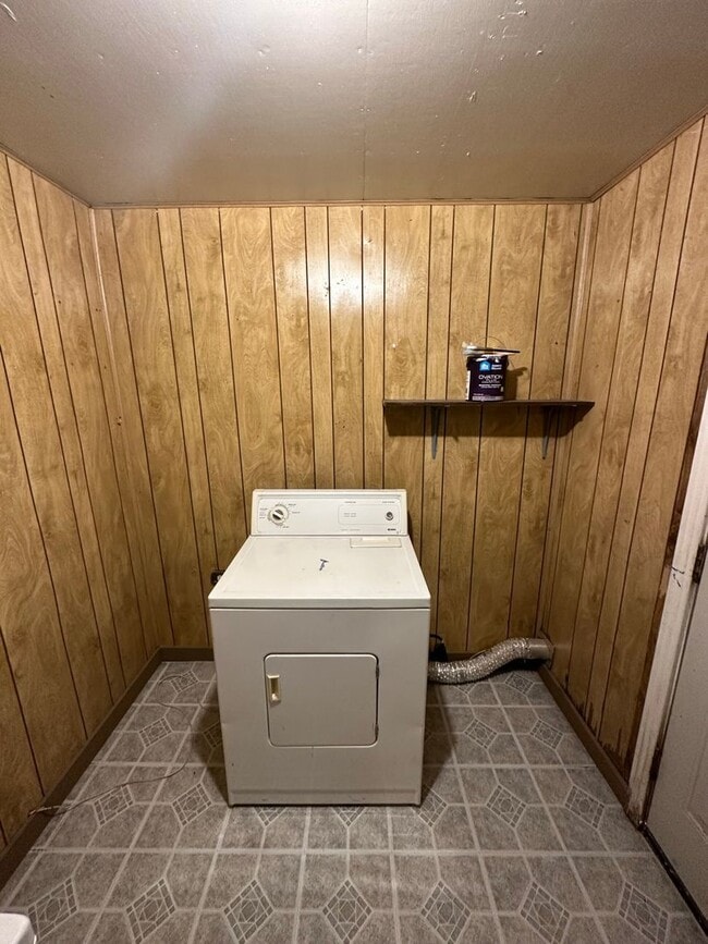 Building Photo - 3 Bed 1 Bath Home