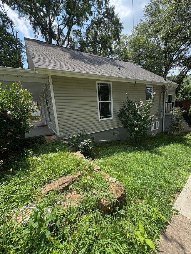Building Photo - 3 Bedroom 2 Bath Home in Greenville