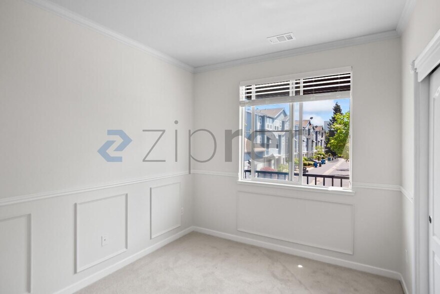 Building Photo - 722 Kingsford Way