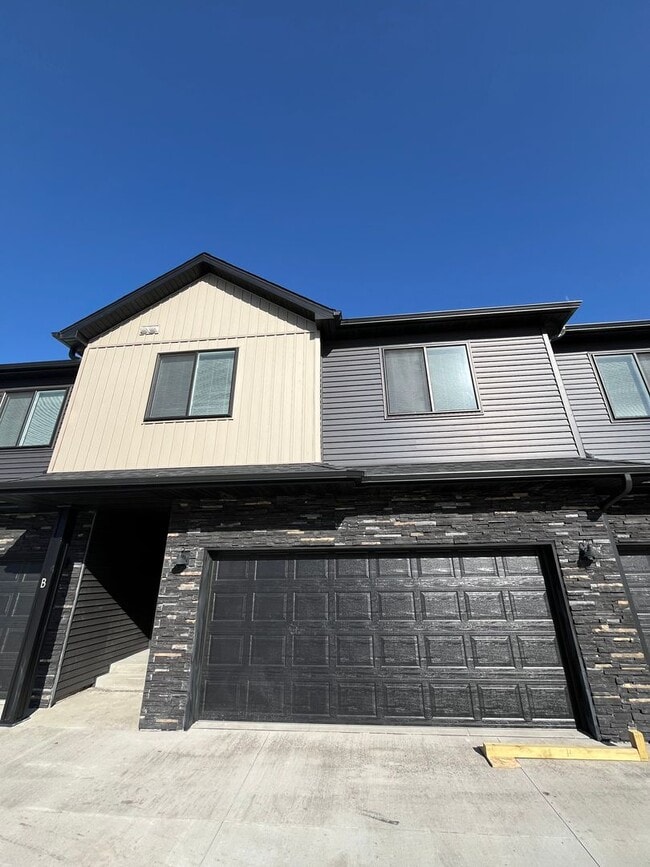 Building Photo - 3 Bed 3 Bath TownHome