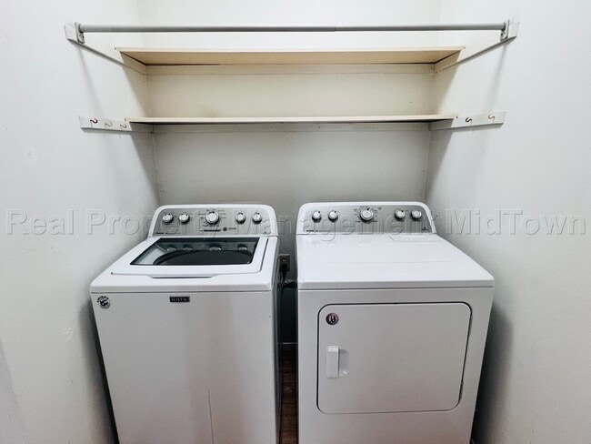 Building Photo - Charming 2 bedroom 1-bathroom Duplex unit ...