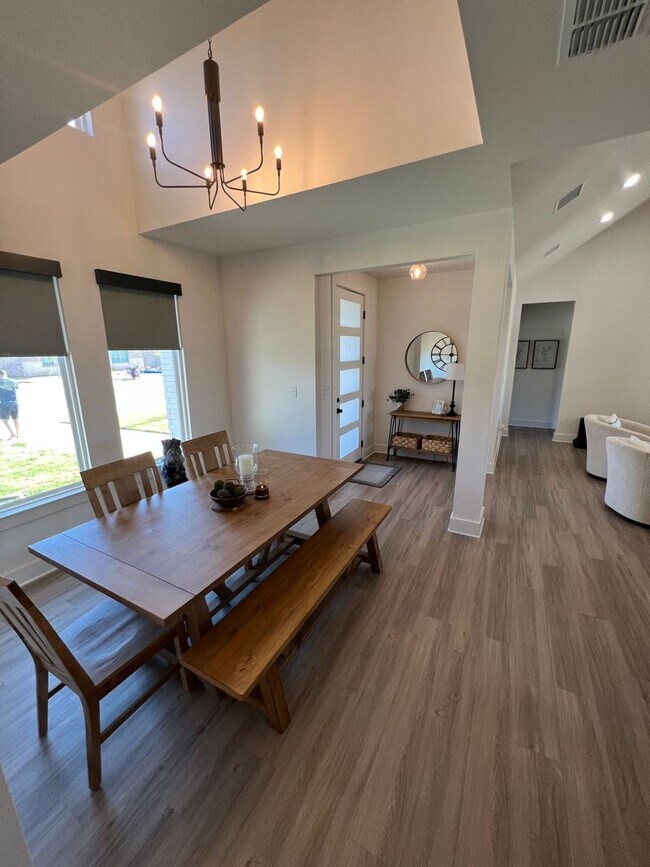 Building Photo - 4 Bedroom 3 bath in Escondido Ranch!