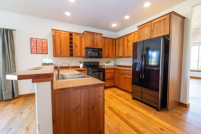 Building Photo - 3 Bed 2 Bath Single Home with wood floors ...