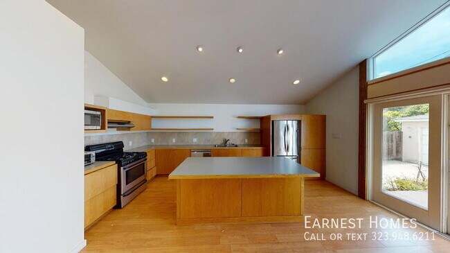 Building Photo - 2577 S Bundy Dr